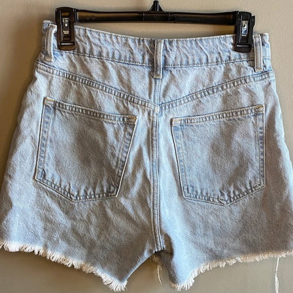 H&M Light Wash Distressed Denim Shorts (Size 6) - Picture 5 of 6